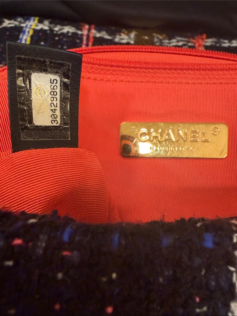 CHANEL Black Tweed Shoulder Bag with Multicolor Plaid and Gold Chain - Picture 4 of 5
